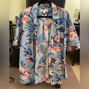 Old Navy short sleeve button up shirt. Size 3XL. Cotton (98%) Polyester (2%).
